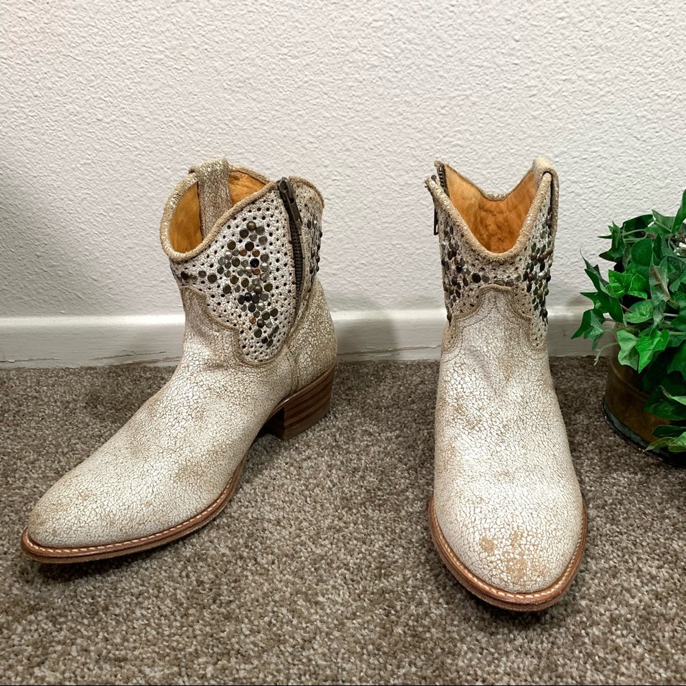Frye Deborah Studded Short Boots Distressed Boho - Picture 4 of 12